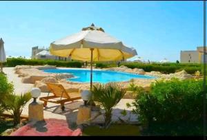 Sundlaugin á Beach and pools front challet in Ras Sudr families Only عائلات فقط eða í nágrenninu