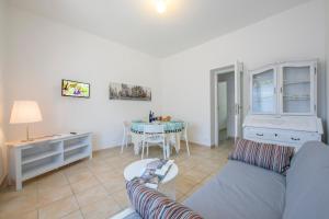 uma sala de estar com um sofá e uma mesa em Casa Al Caprifoglio 600 Mt From Beach - Happy Rentals em Ispra