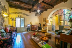 a living room with a couch and a table at Residenza Il Glicine di Lesa in Lesa