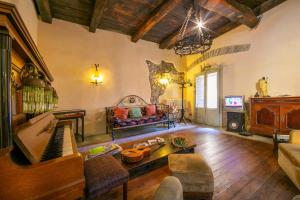 a living room with a couch and a table at Residenza Il Glicine di Lesa in Lesa