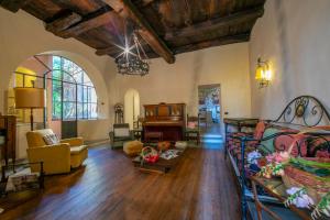 a living room with a couch and a table at Residenza Il Glicine di Lesa in Lesa