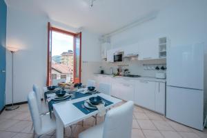 Η κουζίνα ή μικρή κουζίνα στο Residenza Oleandro Lake View Luino Center - Happy Rentals