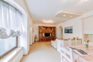 uma cozinha e sala de estar com uma mesa e uma sala de jantar em Il Mosaico Al Mare em Ischia