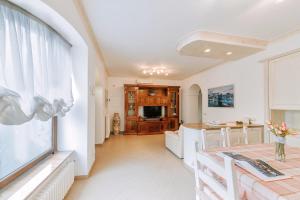 A television and/or entertainment centre at Il Mosaico Al Mare