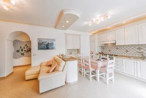 A kitchen or kitchenette at Il Mosaico Al Mare
