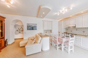 A kitchen or kitchenette at Il Mosaico Al Mare