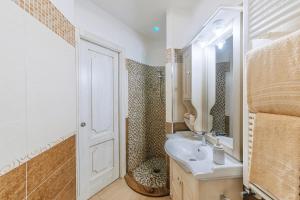 A bathroom at Il Mosaico Al Mare