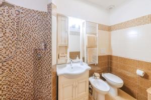 A bathroom at Il Mosaico Al Mare