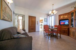 A television and/or entertainment centre at Casa Amabile With Salty water Pool - Happy Rentals
