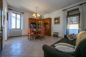 A seating area at Casa Amabile With Salty water Pool - Happy Rentals