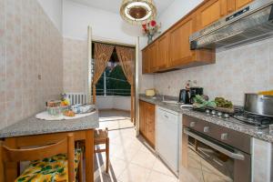 uma cozinha com armários de madeira e uma bancada em Casa Amabile With Pool em Reno Di Leggiuno
