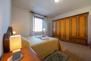 A bed or beds in a room at Casa Amabile With Salty water Pool - Happy Rentals