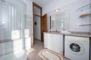 A bathroom at Casa Amabile With Salty water Pool - Happy Rentals