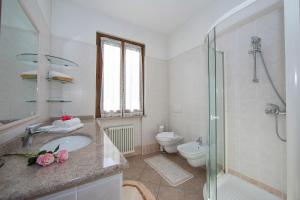 A bathroom at Casa Amabile With Salty water Pool - Happy Rentals