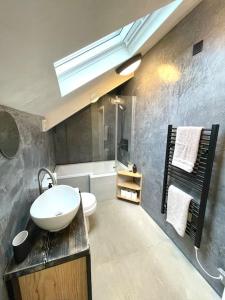 un bagno con lavandino, WC e doccia di Palms 2 - Central, 5 mins walk to beach + parking! a Newquay