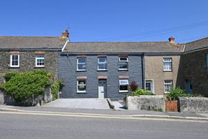 un grande edificio in mattoni con una strada di fronte di Palms 2 - Central, 5 mins walk to beach + parking! a Newquay