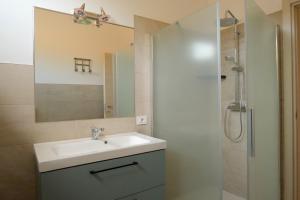 多马索CASA PAOLA Central Stay by the Lake的带水槽和淋浴的浴室