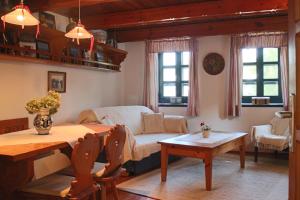 - un salon avec un canapé et une table dans l'établissement Rozika guesthouse - Sukoró, à Sukoró