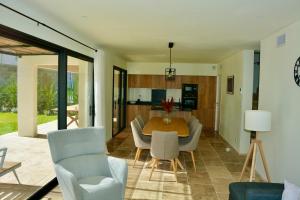 een woonkamer met een tafel en stoelen bij Villa Jilie in Malaucène