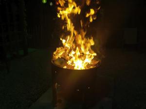 Ein Feuer, das nachts in einem Topf brennt in der Unterkunft Aughnahoy Staycations Portglenone in Portglenone