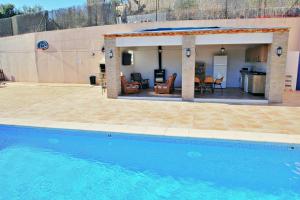 ベニッサにあるFinca La Verema - holiday home with private swimming pool in Benissaのスイミングプールとパティオ付きの家