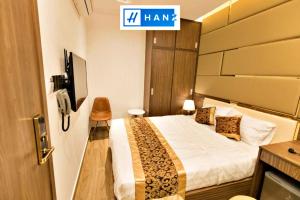 una habitación de hotel con una cama con un cartel. en HANZ MyMy Hotel en Ho Chi Minh