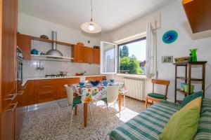 - une cuisine et une salle à manger avec une table et des chaises dans l'établissement Casa Angiolina Bellavista, à Besozzo