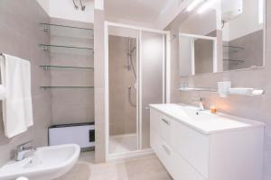 Kúpeľňa v ubytovaní Blu Lake apartment on Ghiffa Beach - Happy Rentals + 24 fotografií