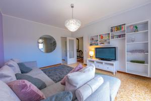 - un salon avec un canapé et une télévision dans l'établissement Villa Giulietta Family Child Friendly - Happy Rentals, à Gemonio