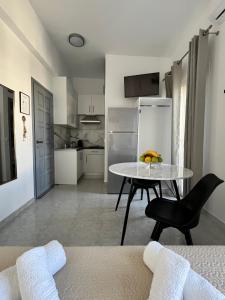 una cocina y una mesa con un plátano encima en Aegean Pearl Studio, en Tinos