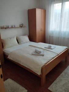 ein Schlafzimmer mit einem großen Bett mit zwei Handtüchern darauf in der Unterkunft Apartman Unac in Drvar