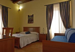 1 dormitorio con 2 camas y ventana en Conte Spencer, en Casertavecchia