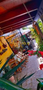 z widokiem na patio ze stołami i krzesłami w obiekcie B&B Giomar w mieście Campanedda