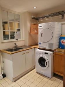 Кухня или мини-кухня в Spacious house Liverpool city centre L1, sleeps 16
