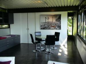 une chambre avec une table, des chaises et une photo dans l'établissement Villa Mappina Roccabella, à Locarno