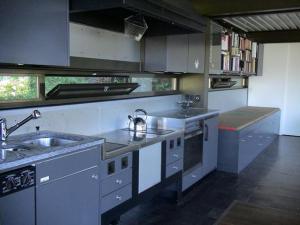 Il comprend une grande cuisine équipée d'un évier et d'une cuisinière. dans l'établissement Villa Mappina Roccabella, à Locarno