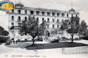 una foto en blanco y negro de un edificio en GRAND HOTEL - Magnifique appartement bord de plage Centrale, en Arcachon