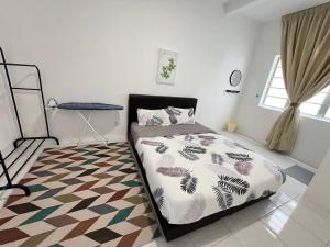 1 dormitorio con cama y alfombra en Aufa Homestaymuslim's 2 at Emerald Avenue, en Brinchang