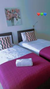 two beds in a room with a pink mattress at Absolute Stays at The Ridgmont-St Albans-High Street- Near Luton Airport - St Albans Abbey Train station -Close to London- Harry Potter World - The Odyssey Cinema-Contractors -London Road-Business-Leisure in St. Albans