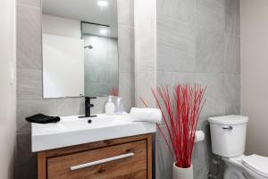 bagno con lavandino, specchio e servizi igienici di Glyn Rhosyn Loft a Stratford