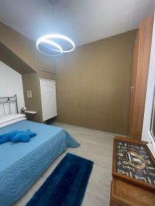 ..A DUE PASSI DAL MARE في تيراسيني: غرفة نوم بسرير ازرق وسجادة زرقاء