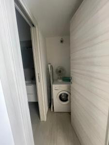 ein kleines Bad mit einer Waschmaschine in einem Zimmer in der Unterkunft ..A DUE PASSI DAL MARE in Terrasini
