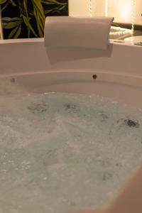 una bañera llena de agua en Suite Home3 beb, en Bisceglie