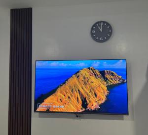罗哈斯城B & B Suite Room的一台带有山脉图片的平板电视