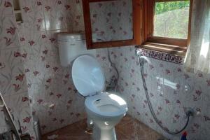マナリにあるGharsa - Your Mountain Homeのバスルーム(トイレ付)、窓が備わります。