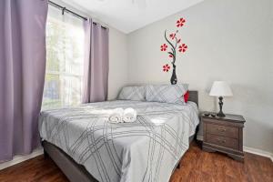 a bedroom with a bed with two towels on it at Resort w Lazy River and Arcade 30mis to Disney in Davenport