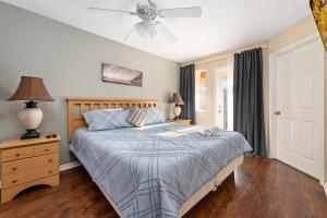 a bedroom with a bed and a ceiling fan at Resort w Lazy River and Arcade 30mis to Disney in Davenport +37 photos