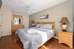 a bedroom with a bed and a ceiling fan at Resort w Lazy River and Arcade 30mis to Disney in Davenport