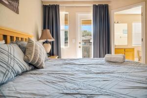 a bedroom with a large blue bed with a window at Resort w Lazy River and Arcade 30mis to Disney in Davenport