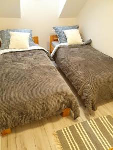 two beds sitting next to each other in a bedroom at Apartamenty z widokiem in Świeradów-Zdrój